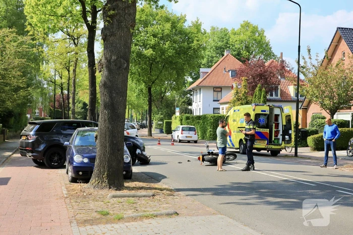 Motorrijder gewond bij botsing met auto
