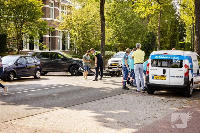 Motorrijder gewond bij botsing met auto