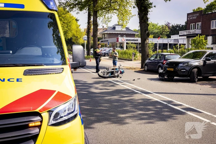 Motorrijder gewond bij botsing met auto