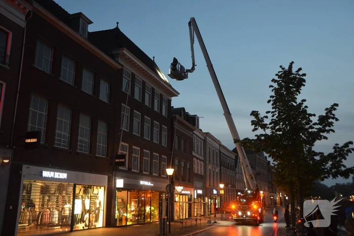 Brandweer ingezet voor losliggende dakpannen