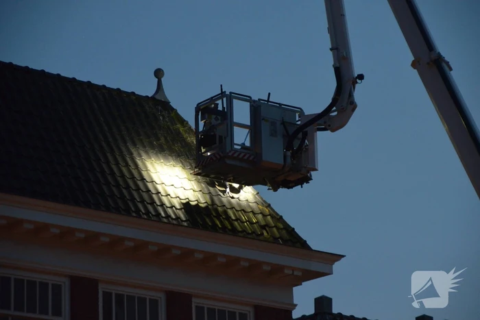Brandweer ingezet voor losliggende dakpannen