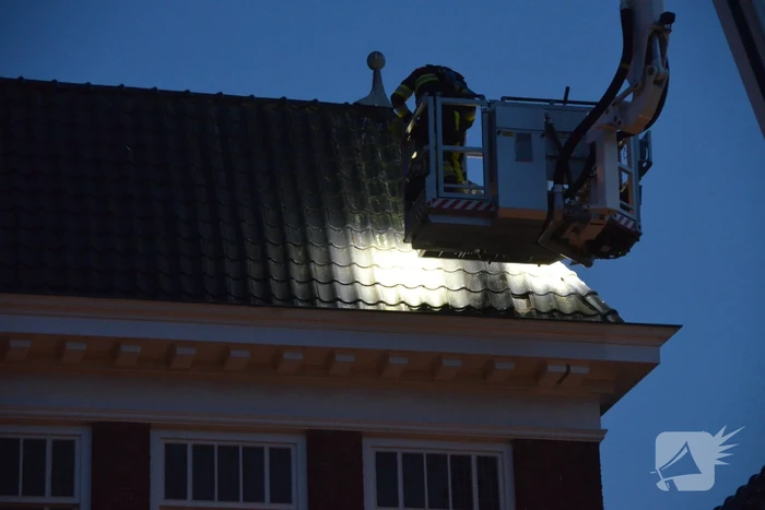 Brandweer ingezet voor losliggende dakpannen