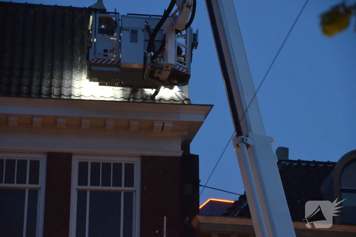 Brandweer ingezet voor losliggende dakpannen