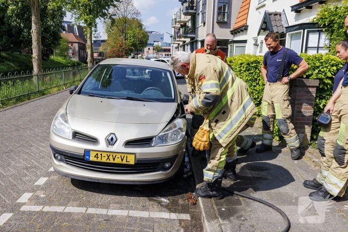 Brand aan voorzijde van personenauto