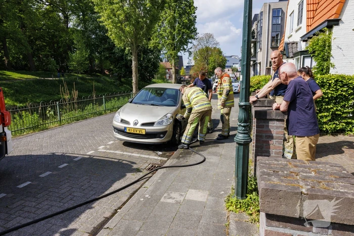 Brand aan voorzijde van personenauto