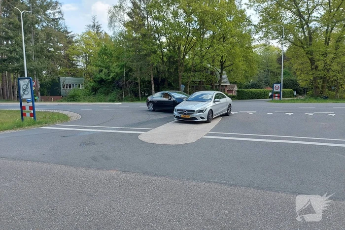 Veel schade na botsing tussen twee auto's