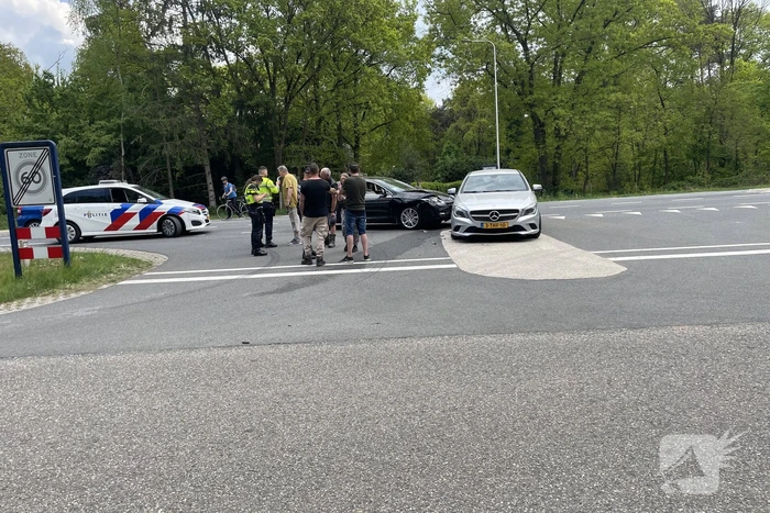 Veel schade na botsing tussen twee auto's