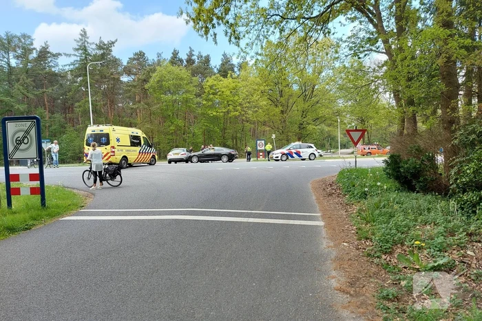 Veel schade na botsing tussen twee auto's