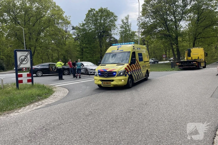 Veel schade na botsing tussen twee auto's