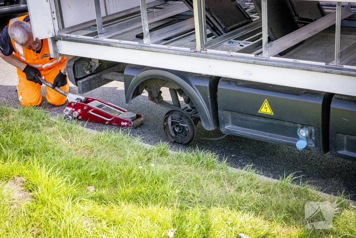Picnic-bezorgauto strandt in Vathorst na afbreken wiel