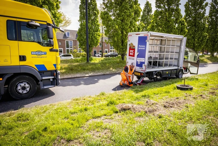 Picnic-bezorgauto strandt in Vathorst na afbreken wiel