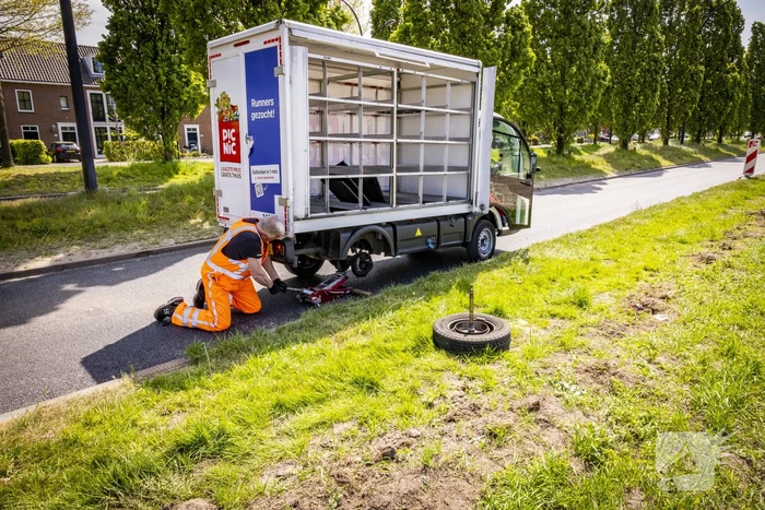 Picnic-bezorgauto strandt in Vathorst na afbreken wiel