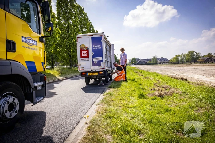 Picnic-bezorgauto strandt in Vathorst na afbreken wiel