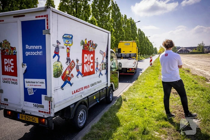 Picnic-bezorgauto strandt in Vathorst na afbreken wiel