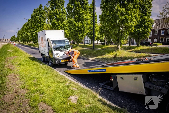 Picnic-bezorgauto strandt in Vathorst na afbreken wiel