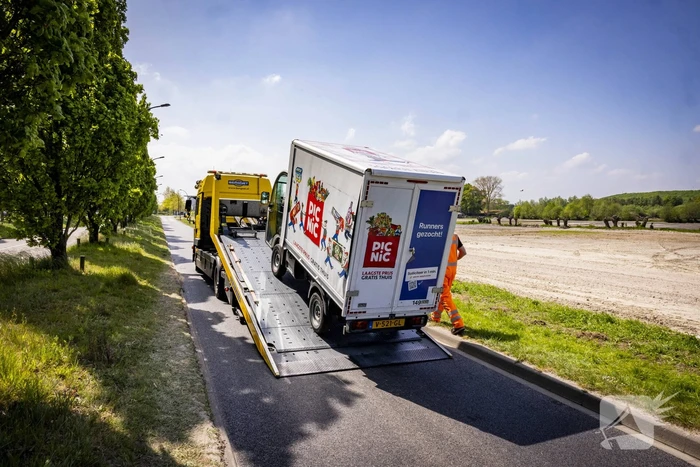 Picnic-bezorgauto strandt in Vathorst na afbreken wiel