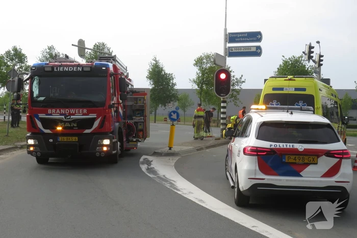 Automobilist botst frontaal tegen verkeerslicht