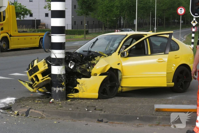 Automobilist botst frontaal tegen verkeerslicht