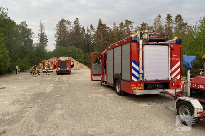 Brandweer blust brand in bosgebied