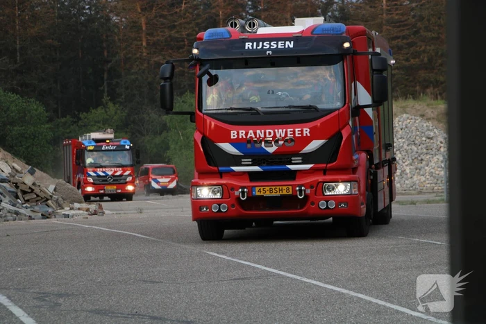 Brandweer blust brand in bosgebied