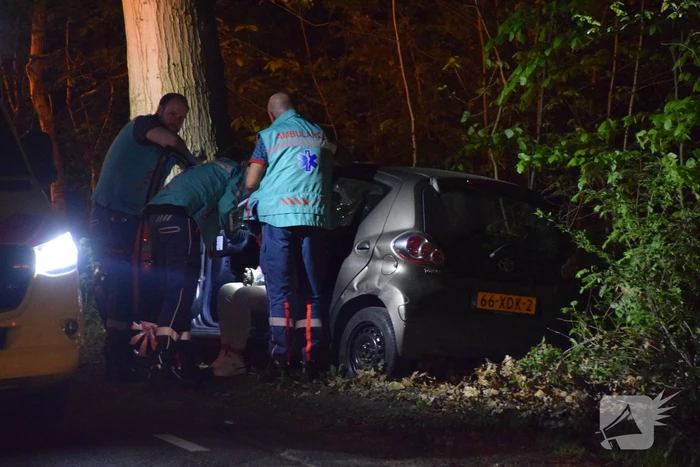 Automobilist rijdt tegen boom