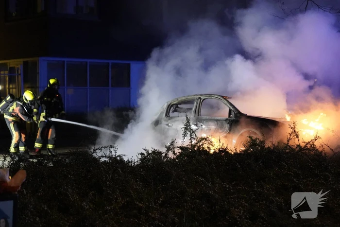 De zoveelste auto gaat in vlammen op