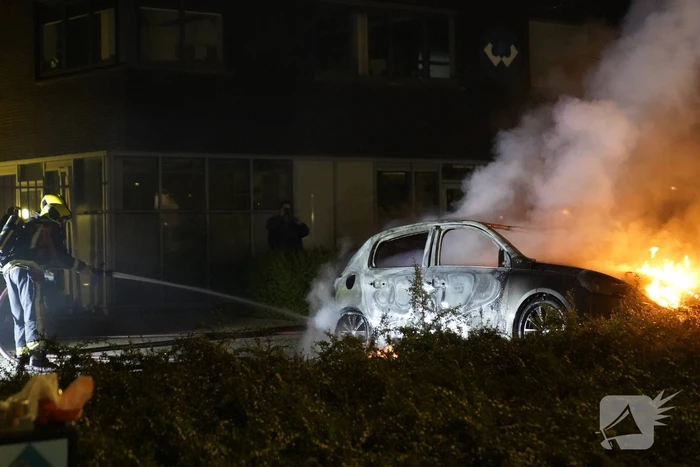 De zoveelste auto gaat in vlammen op
