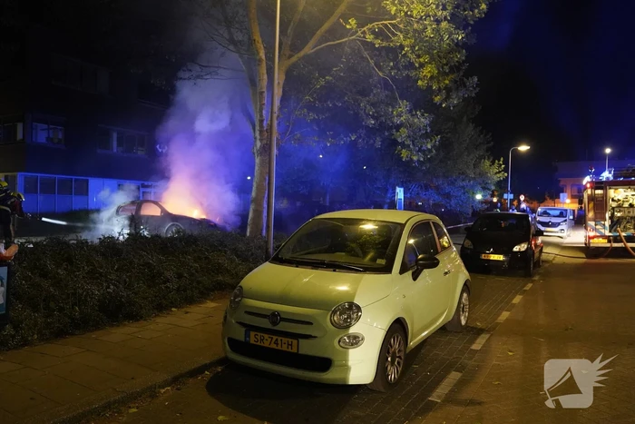 De zoveelste auto gaat in vlammen op