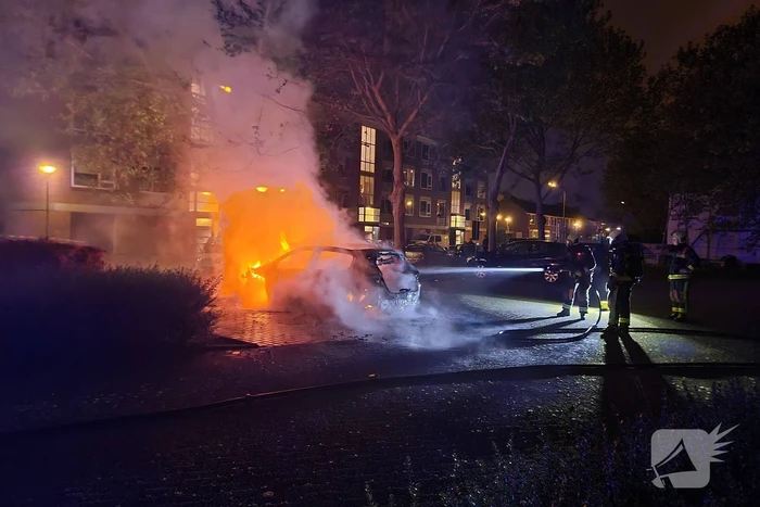 De zoveelste auto gaat in vlammen op