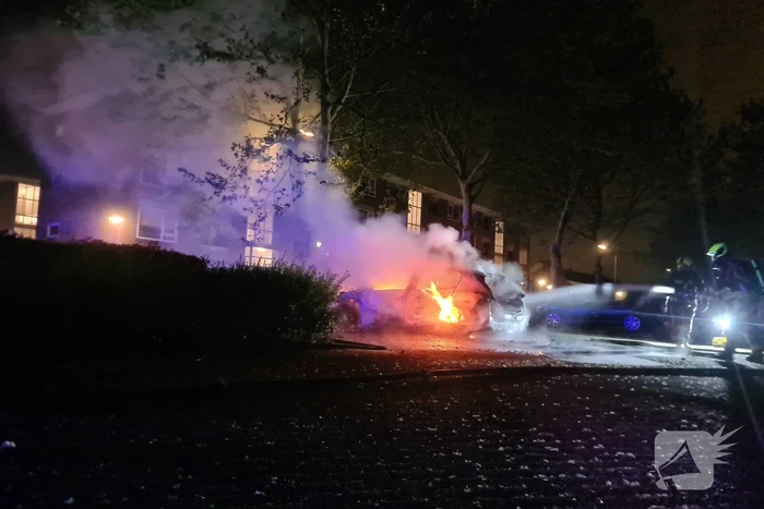 De zoveelste auto gaat in vlammen op