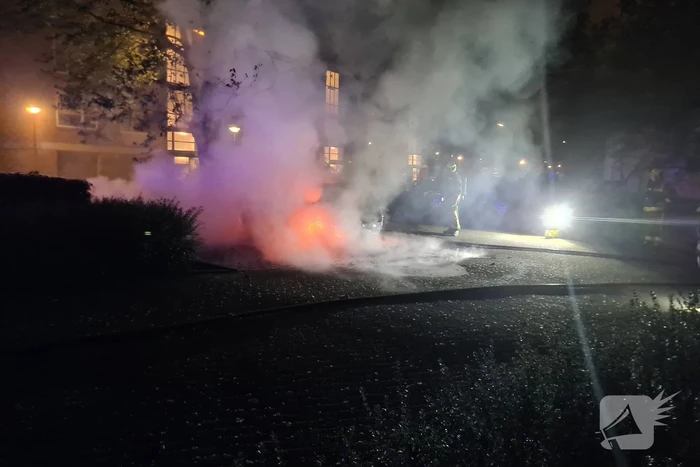 De zoveelste auto gaat in vlammen op