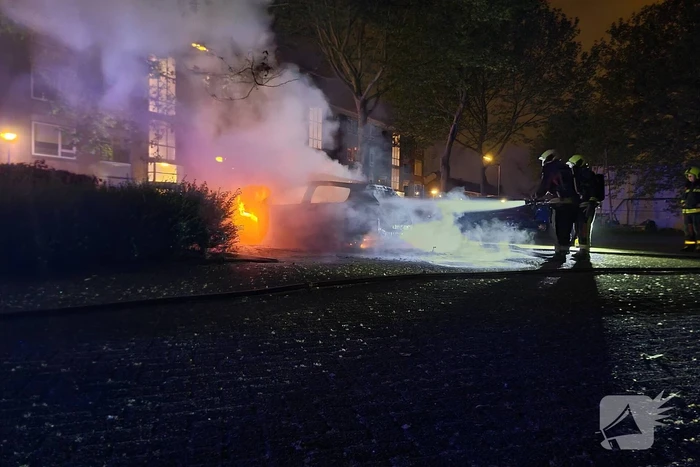 De zoveelste auto gaat in vlammen op