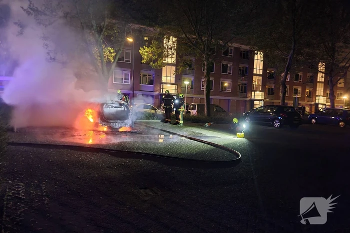 De zoveelste auto gaat in vlammen op