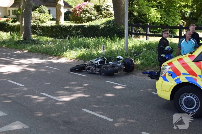 Twee personen op motor ten val op kruising