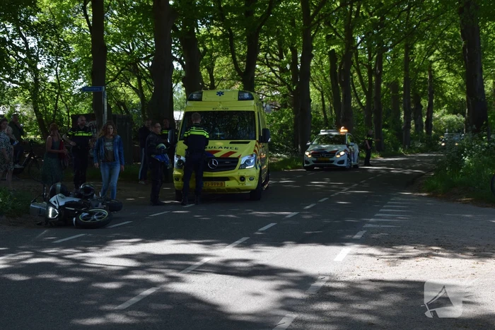 Twee personen op motor ten val op kruising