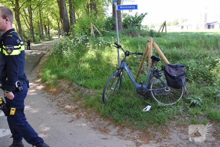 Twee personen op motor ten val op kruising