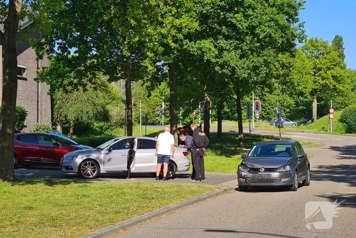 Twee auto's botsen op kruising