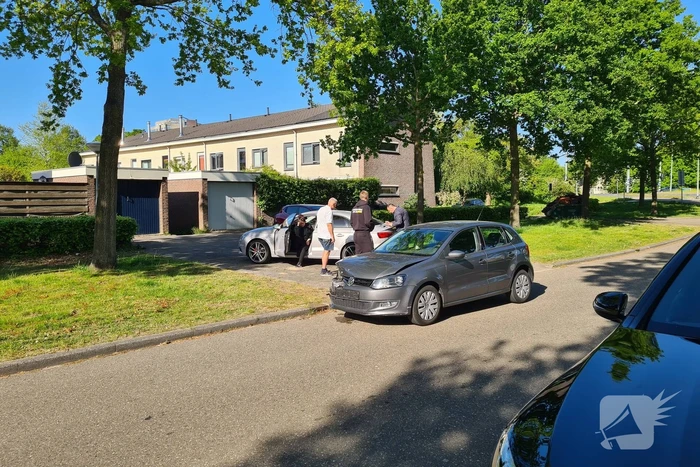 Twee auto's botsen op kruising