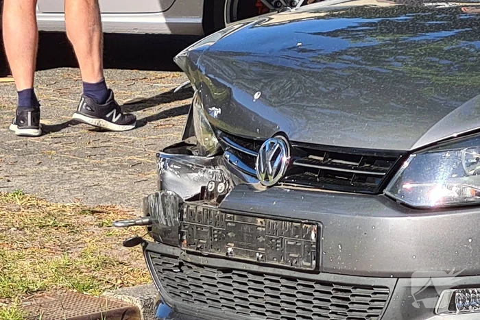 Twee auto's botsen op kruising