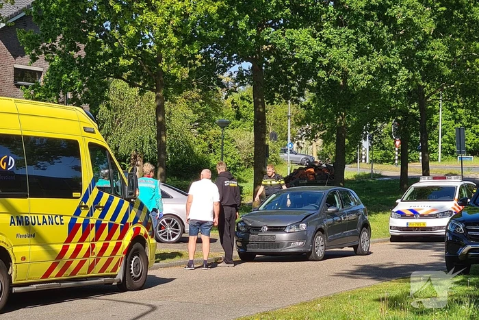 Twee auto's botsen op kruising