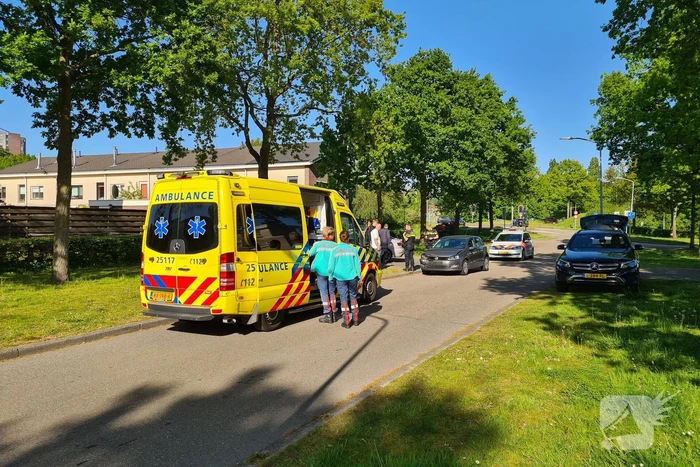 Twee auto's botsen op kruising