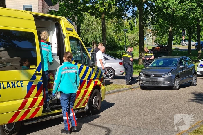 Twee auto's botsen op kruising