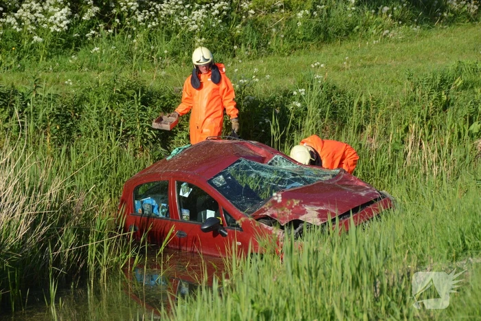 Brandweer haalt slachtoffer uit auto na ongeval