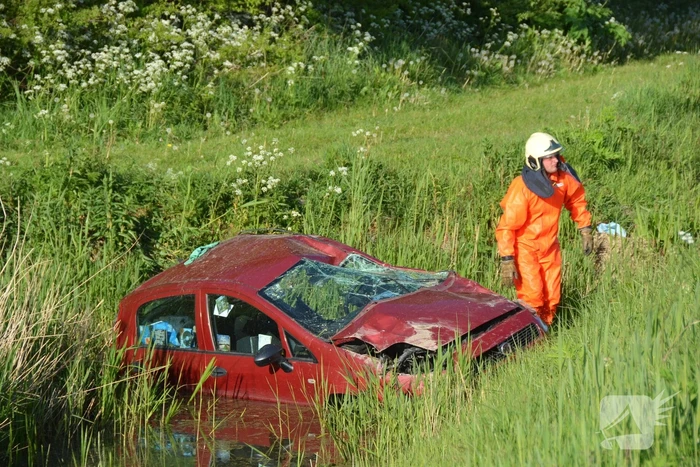 Brandweer haalt slachtoffer uit auto na ongeval