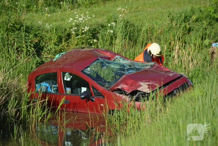 Brandweer haalt slachtoffer uit auto na ongeval