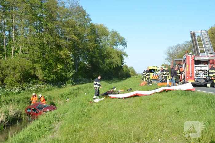 Brandweer haalt slachtoffer uit auto na ongeval