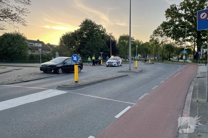 Automobilist botst tegen paal