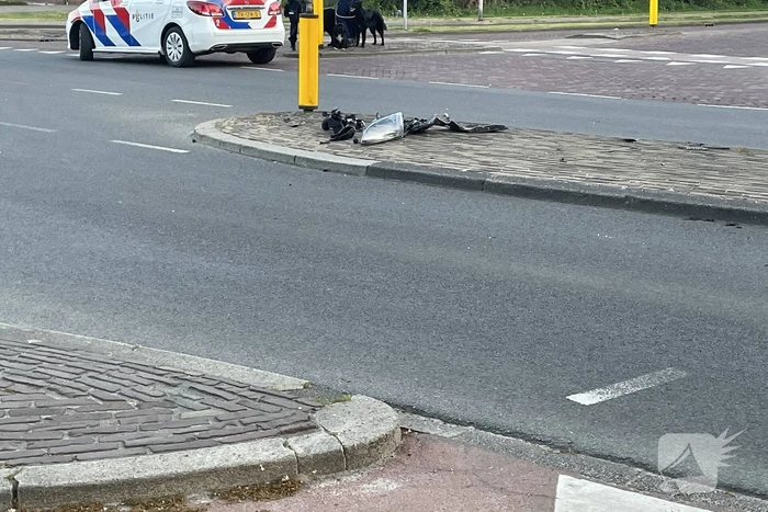 Automobilist botst tegen paal