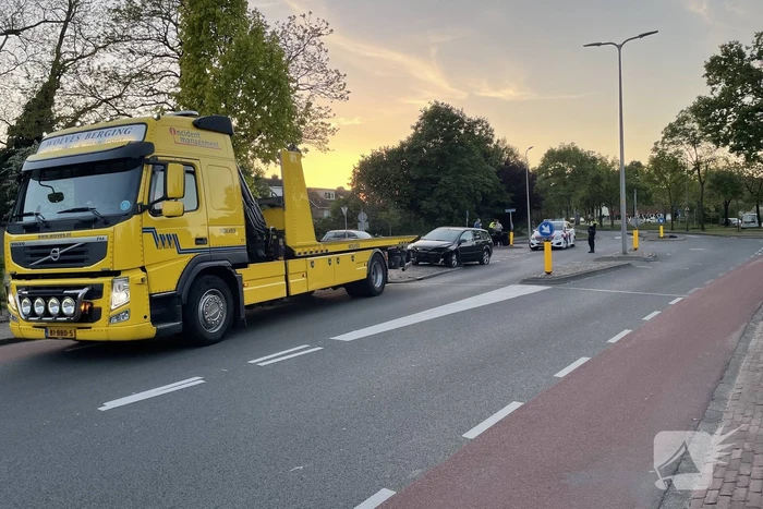 Automobilist botst tegen paal