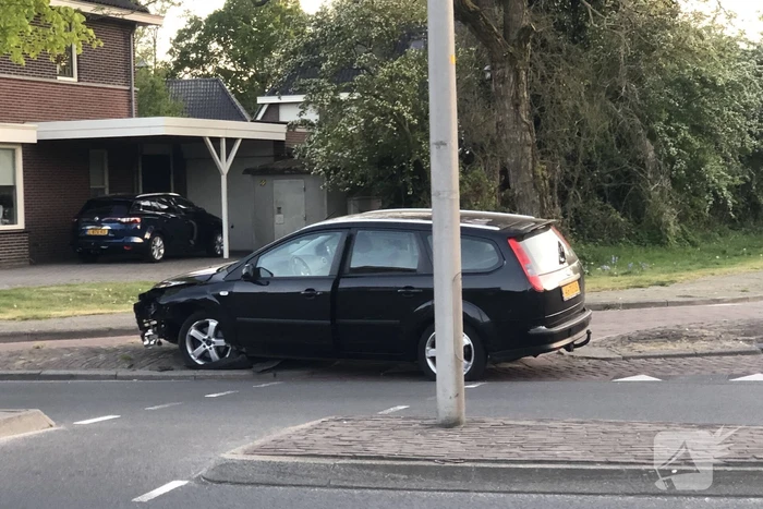 Automobilist botst tegen paal